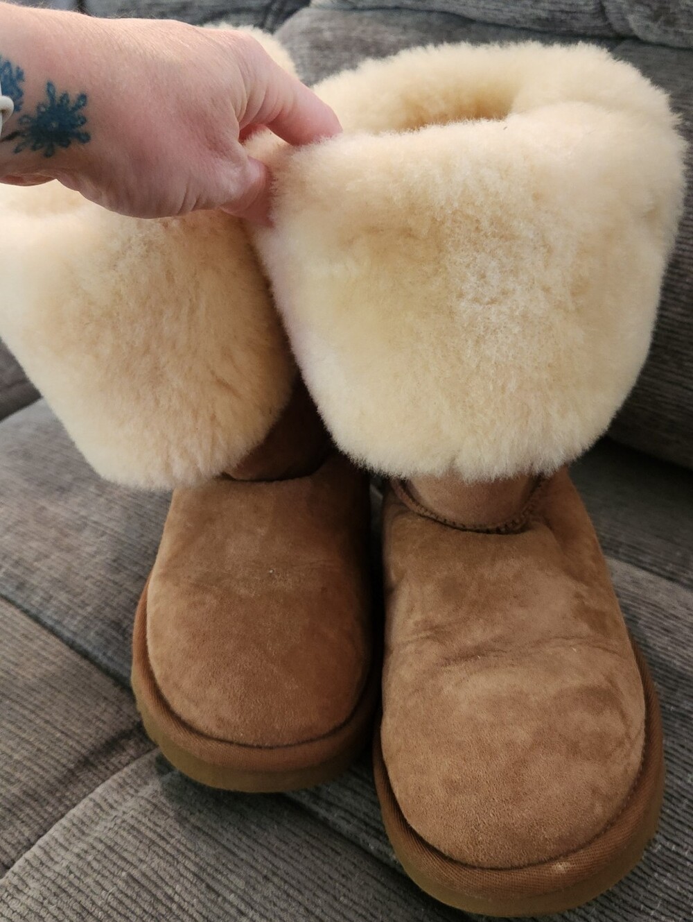 Ugg Bailey ButtonCozy Shearling-Lined Women's Suede Boots in Chestnut